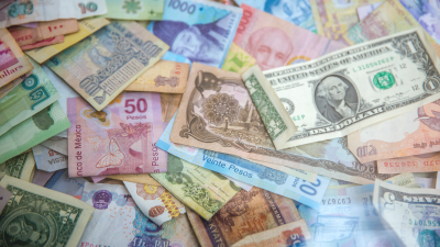 binance withdrawals uk fees: a phone screen